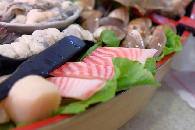 【台中火鍋推薦】陶湘涮涮鍋。CP值很高的平價火鍋店,海龍王鍋非常的有氣勢,干貝鍋$240元新鮮有誠意,晚上來用餐還可以吃到活跳跳的蝦 @飛天璇的口袋