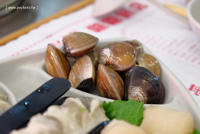 【台中火鍋推薦】陶湘涮涮鍋。CP值很高的平價火鍋店,海龍王鍋非常的有氣勢,干貝鍋$240元新鮮有誠意,晚上來用餐還可以吃到活跳跳的蝦 @飛天璇的口袋