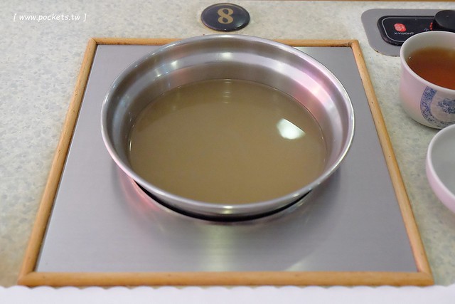 【台中火鍋推薦】陶湘涮涮鍋。CP值很高的平價火鍋店,海龍王鍋非常的有氣勢,干貝鍋$240元新鮮有誠意,晚上來用餐還可以吃到活跳跳的蝦 @飛天璇的口袋