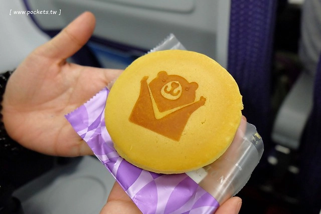 【日本名古屋】威航 Vair 桃園→名古屋 2015.12.15首航初體驗。首航有很多可愛的記念品,機上有吉祥物威熊合照,年輕空姐活潑又可愛 @飛天璇的口袋