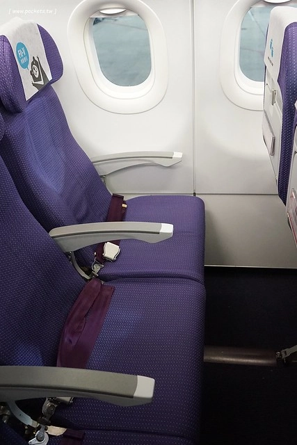 【日本名古屋】威航 Vair 桃園→名古屋 2015.12.15首航初體驗。首航有很多可愛的記念品,機上有吉祥物威熊合照,年輕空姐活潑又可愛 @飛天璇的口袋