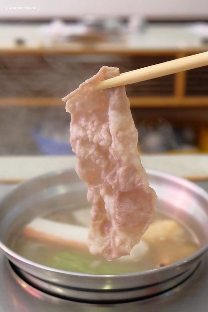 【台中火鍋推薦】陶湘涮涮鍋。CP值很高的平價火鍋店,海龍王鍋非常的有氣勢,干貝鍋$240元新鮮有誠意,晚上來用餐還可以吃到活跳跳的蝦 @飛天璇的口袋