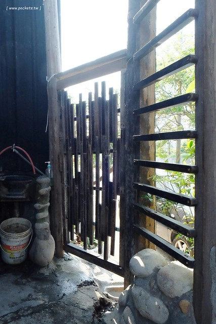 【台中特色咖啡館】13號咖啡(原:楓樹13咖啡)。位於台中南屯區的秘境咖啡館,販售全世界冷門的咖啡豆,一間很樸實卻很有溫度的溪邊13咖啡館 @飛天璇的口袋