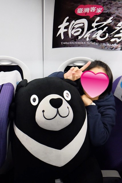 【日本名古屋】威航 Vair 桃園→名古屋 2015.12.15首航初體驗。首航有很多可愛的記念品,機上有吉祥物威熊合照,年輕空姐活潑又可愛 @飛天璇的口袋