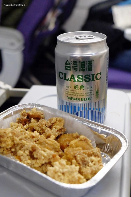 【日本名古屋】威航 Vair 桃園→名古屋 2015.12.15首航初體驗。首航有很多可愛的記念品,機上有吉祥物威熊合照,年輕空姐活潑又可愛 @飛天璇的口袋