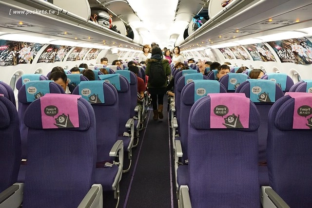 【日本名古屋】威航 Vair 桃園→名古屋 2015.12.15首航初體驗。首航有很多可愛的記念品,機上有吉祥物威熊合照,年輕空姐活潑又可愛 @飛天璇的口袋