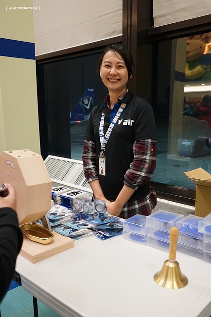 【日本名古屋】威航 Vair 桃園→名古屋 2015.12.15首航初體驗。首航有很多可愛的記念品,機上有吉祥物威熊合照,年輕空姐活潑又可愛 @飛天璇的口袋