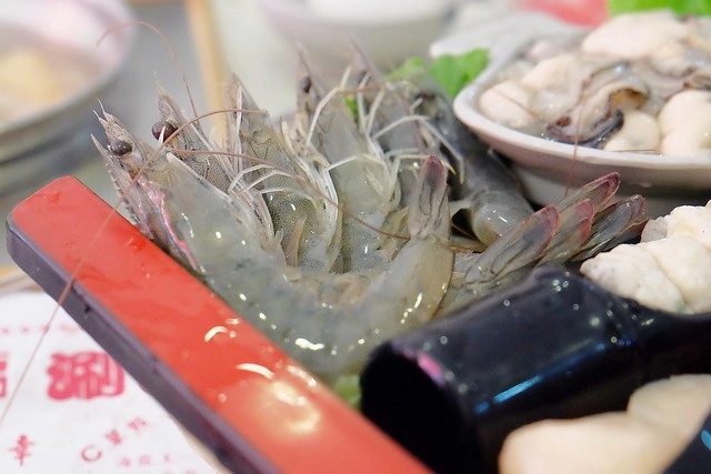 【台中火鍋推薦】陶湘涮涮鍋。CP值很高的平價火鍋店,海龍王鍋非常的有氣勢,干貝鍋$240元新鮮有誠意,晚上來用餐還可以吃到活跳跳的蝦 @飛天璇的口袋