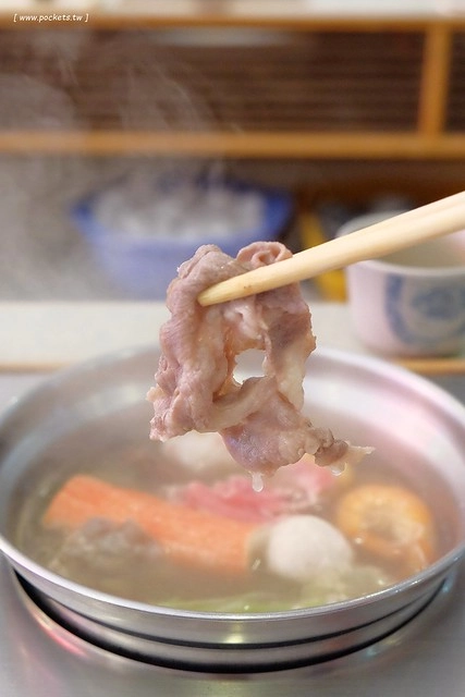 【台中火鍋推薦】陶湘涮涮鍋。CP值很高的平價火鍋店,海龍王鍋非常的有氣勢,干貝鍋$240元新鮮有誠意,晚上來用餐還可以吃到活跳跳的蝦 @飛天璇的口袋