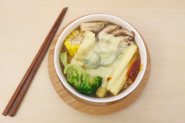 品宏小不點麻辣燙┃台中美食推薦:位於一中街的老字號麻辣燙,中藥練製湯頭口感厚實溫潤,外帶簡單易煮,在家也可以輕鬆享用,聚餐圍爐都很適合 @飛天璇的口袋