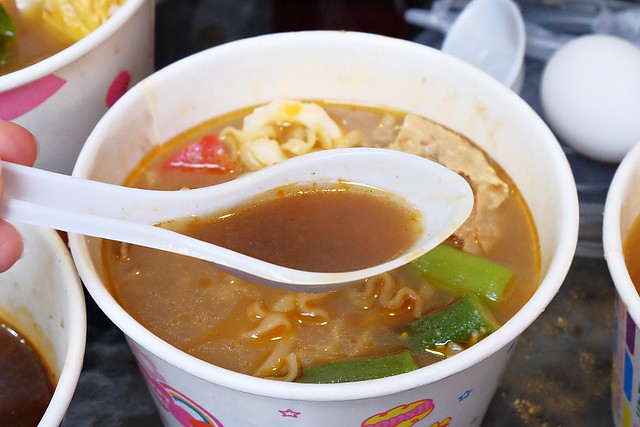 品宏小不點麻辣燙┃台中美食推薦:位於一中街的老字號麻辣燙,中藥練製湯頭口感厚實溫潤,外帶簡單易煮,在家也可以輕鬆享用,聚餐圍爐都很適合 @飛天璇的口袋