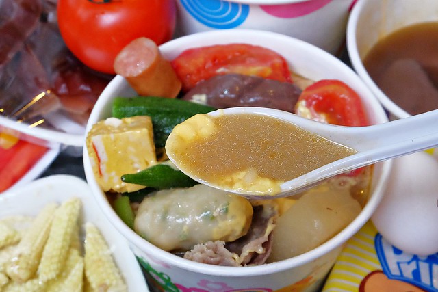 品宏小不點麻辣燙┃台中美食推薦:位於一中街的老字號麻辣燙,中藥練製湯頭口感厚實溫潤,外帶簡單易煮,在家也可以輕鬆享用,聚餐圍爐都很適合 @飛天璇的口袋