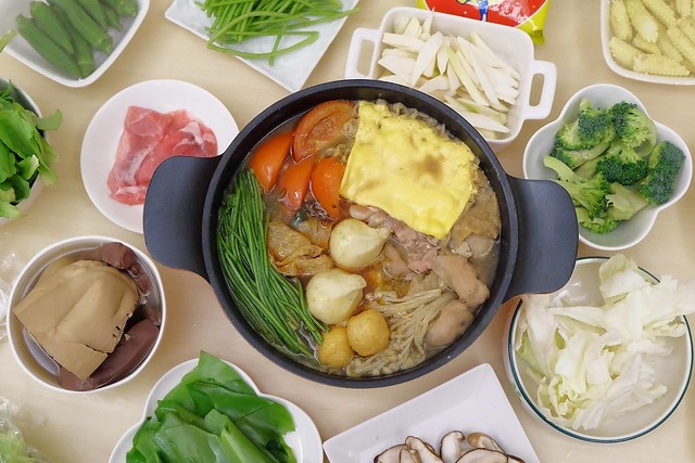 品宏小不點麻辣燙┃台中美食推薦:位於一中街的老字號麻辣燙,中藥練製湯頭口感厚實溫潤,外帶簡單易煮,在家也可以輕鬆享用,聚餐圍爐都很適合 @飛天璇的口袋