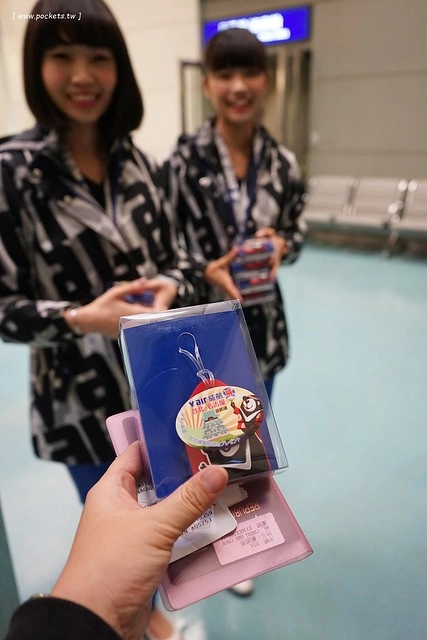 【日本名古屋】威航 Vair 桃園→名古屋 2015.12.15首航初體驗。首航有很多可愛的記念品,機上有吉祥物威熊合照,年輕空姐活潑又可愛 @飛天璇的口袋