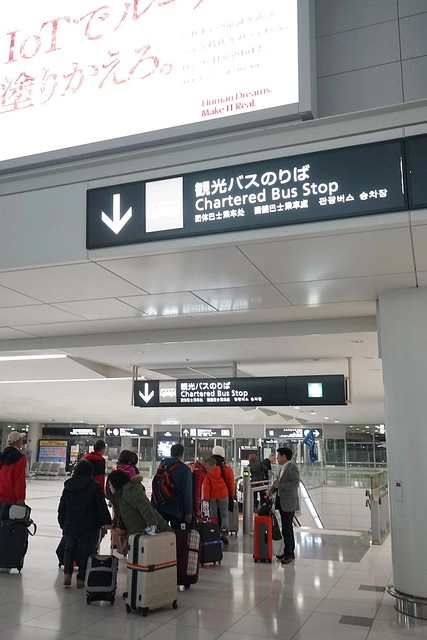 【日本名古屋】威航 Vair 桃園→名古屋 2015.12.15首航初體驗。首航有很多可愛的記念品,機上有吉祥物威熊合照,年輕空姐活潑又可愛 @飛天璇的口袋