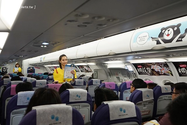 【日本名古屋】威航 Vair 桃園→名古屋 2015.12.15首航初體驗。首航有很多可愛的記念品,機上有吉祥物威熊合照,年輕空姐活潑又可愛 @飛天璇的口袋