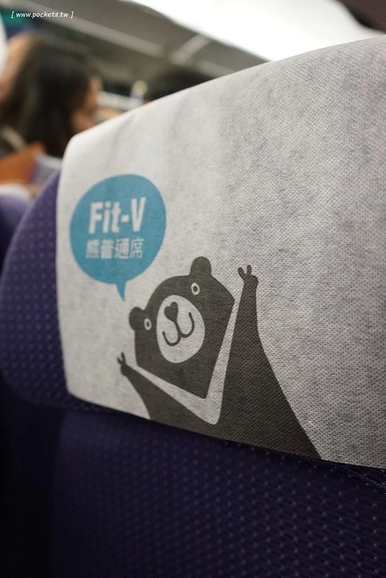 【日本名古屋】威航 Vair 桃園→名古屋 2015.12.15首航初體驗。首航有很多可愛的記念品,機上有吉祥物威熊合照,年輕空姐活潑又可愛 @飛天璇的口袋