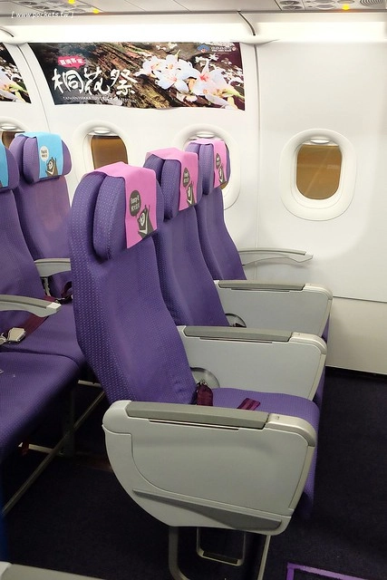 【日本名古屋】威航 Vair 桃園→名古屋 2015.12.15首航初體驗。首航有很多可愛的記念品,機上有吉祥物威熊合照,年輕空姐活潑又可愛 @飛天璇的口袋