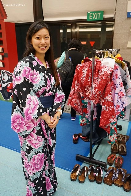 【日本名古屋】威航 Vair 桃園→名古屋 2015.12.15首航初體驗。首航有很多可愛的記念品,機上有吉祥物威熊合照,年輕空姐活潑又可愛 @飛天璇的口袋