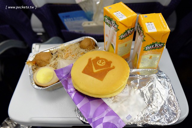 【日本名古屋】威航 Vair 桃園→名古屋 2015.12.15首航初體驗。首航有很多可愛的記念品,機上有吉祥物威熊合照,年輕空姐活潑又可愛 @飛天璇的口袋