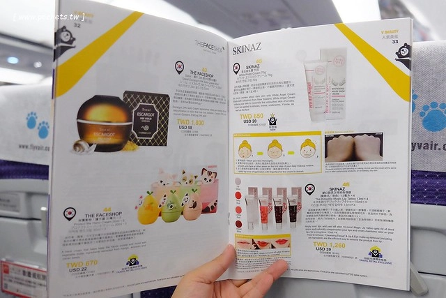 【日本名古屋】威航 Vair 桃園→名古屋 2015.12.15首航初體驗。首航有很多可愛的記念品,機上有吉祥物威熊合照,年輕空姐活潑又可愛 @飛天璇的口袋