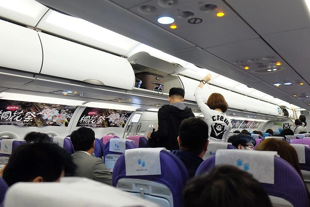 【日本名古屋】威航 Vair 桃園→名古屋 2015.12.15首航初體驗。首航有很多可愛的記念品,機上有吉祥物威熊合照,年輕空姐活潑又可愛 @飛天璇的口袋