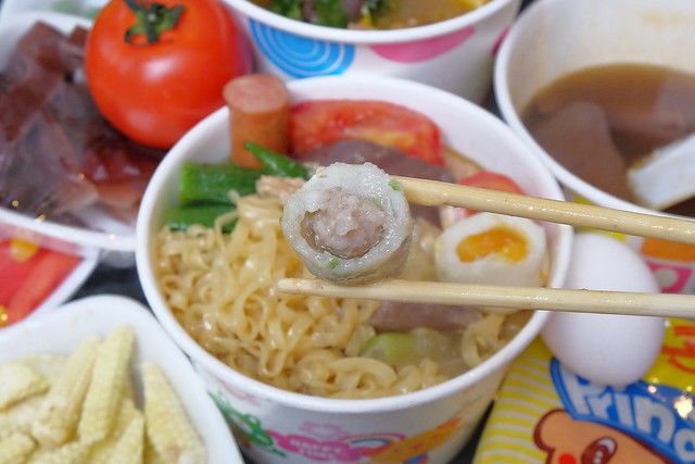 品宏小不點麻辣燙┃台中美食推薦:位於一中街的老字號麻辣燙,中藥練製湯頭口感厚實溫潤,外帶簡單易煮,在家也可以輕鬆享用,聚餐圍爐都很適合 @飛天璇的口袋