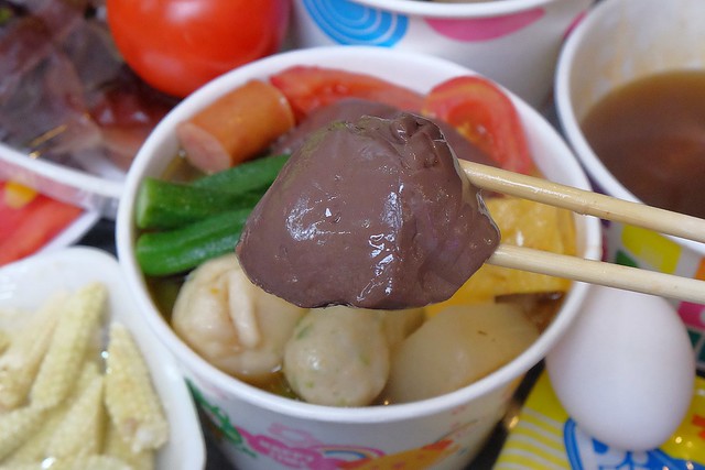 品宏小不點麻辣燙┃台中美食推薦:位於一中街的老字號麻辣燙,中藥練製湯頭口感厚實溫潤,外帶簡單易煮,在家也可以輕鬆享用,聚餐圍爐都很適合 @飛天璇的口袋