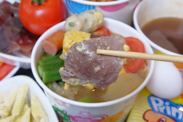 品宏小不點麻辣燙┃台中美食推薦:位於一中街的老字號麻辣燙,中藥練製湯頭口感厚實溫潤,外帶簡單易煮,在家也可以輕鬆享用,聚餐圍爐都很適合 @飛天璇的口袋