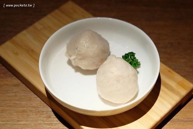 拾七石頭火鍋┃台中火鍋推薦:輕井澤最新力作,承襲集團一貫氣派裝潢,石頭火鍋、麻辣火鍋、壽喜燒和商業午餐,還有小農文創市集和日本有田燒 @飛天璇的口袋