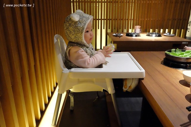 拾七石頭火鍋┃台中火鍋推薦:輕井澤最新力作,承襲集團一貫氣派裝潢,石頭火鍋、麻辣火鍋、壽喜燒和商業午餐,還有小農文創市集和日本有田燒 @飛天璇的口袋