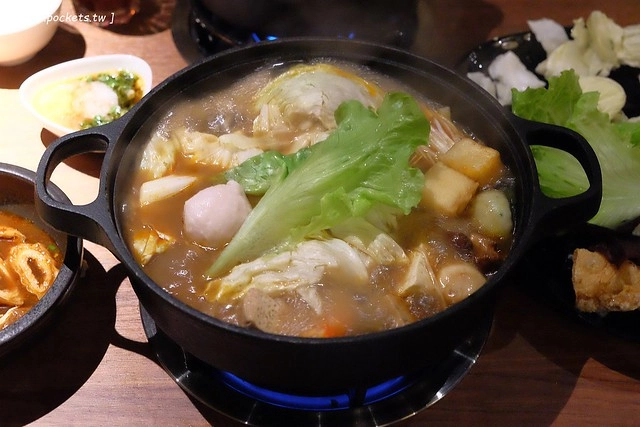 拾七石頭火鍋┃台中火鍋推薦:輕井澤最新力作,承襲集團一貫氣派裝潢,石頭火鍋、麻辣火鍋、壽喜燒和商業午餐,還有小農文創市集和日本有田燒 @飛天璇的口袋