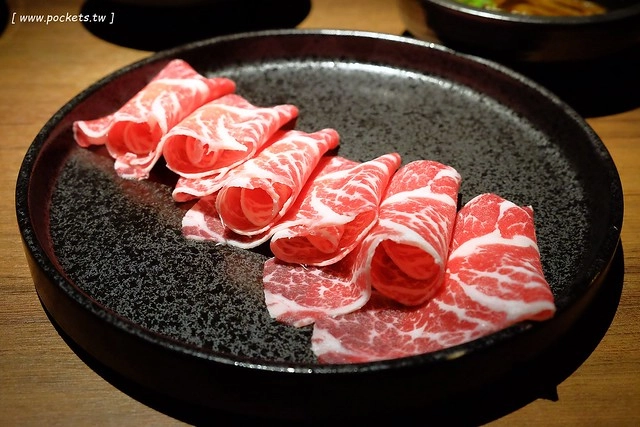 拾七石頭火鍋┃台中火鍋推薦:輕井澤最新力作,承襲集團一貫氣派裝潢,石頭火鍋、麻辣火鍋、壽喜燒和商業午餐,還有小農文創市集和日本有田燒 @飛天璇的口袋