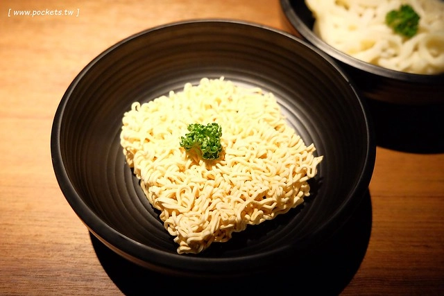 拾七石頭火鍋┃台中火鍋推薦:輕井澤最新力作,承襲集團一貫氣派裝潢,石頭火鍋、麻辣火鍋、壽喜燒和商業午餐,還有小農文創市集和日本有田燒 @飛天璇的口袋