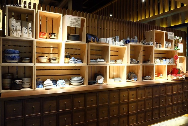 拾七石頭火鍋┃台中火鍋推薦:輕井澤最新力作,承襲集團一貫氣派裝潢,石頭火鍋、麻辣火鍋、壽喜燒和商業午餐,還有小農文創市集和日本有田燒 @飛天璇的口袋