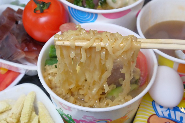 品宏小不點麻辣燙┃台中美食推薦:位於一中街的老字號麻辣燙,中藥練製湯頭口感厚實溫潤,外帶簡單易煮,在家也可以輕鬆享用,聚餐圍爐都很適合 @飛天璇的口袋