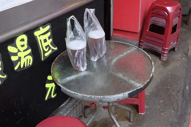 品宏小不點麻辣燙┃台中美食推薦:位於一中街的老字號麻辣燙,中藥練製湯頭口感厚實溫潤,外帶簡單易煮,在家也可以輕鬆享用,聚餐圍爐都很適合 @飛天璇的口袋