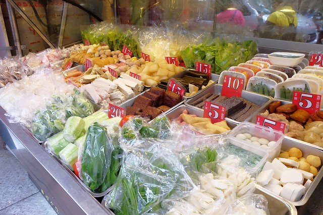 品宏小不點麻辣燙┃台中美食推薦:位於一中街的老字號麻辣燙,中藥練製湯頭口感厚實溫潤,外帶簡單易煮,在家也可以輕鬆享用,聚餐圍爐都很適合 @飛天璇的口袋