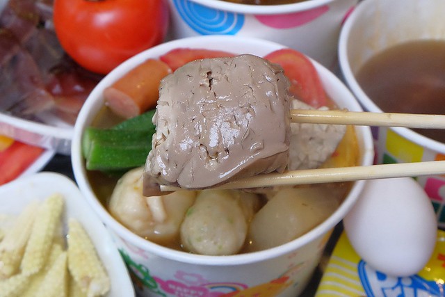 品宏小不點麻辣燙┃台中美食推薦:位於一中街的老字號麻辣燙,中藥練製湯頭口感厚實溫潤,外帶簡單易煮,在家也可以輕鬆享用,聚餐圍爐都很適合 @飛天璇的口袋