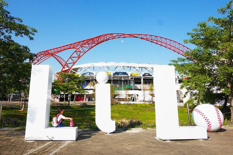 【台中北屯】台中洲際棒球場,台中棒球故事館文創園區,好運來迷你蛋婚宴會館,彩色馬卡龍貨櫃屋,IG打卡拍照和遛小孩的好地方 @飛天璇的口袋