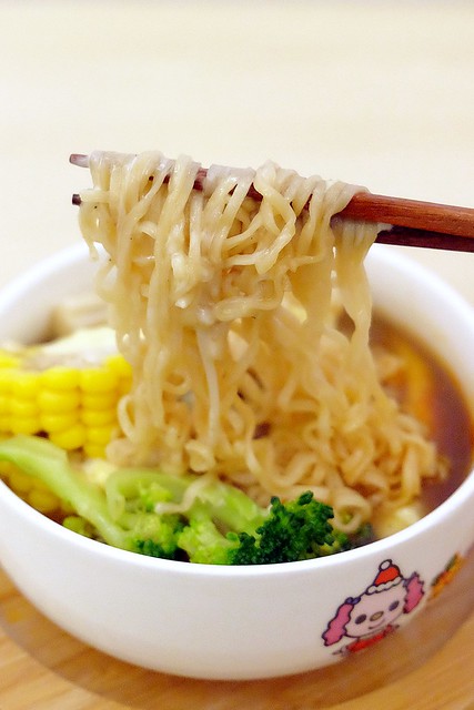 品宏小不點麻辣燙┃台中美食推薦:位於一中街的老字號麻辣燙,中藥練製湯頭口感厚實溫潤,外帶簡單易煮,在家也可以輕鬆享用,聚餐圍爐都很適合 @飛天璇的口袋