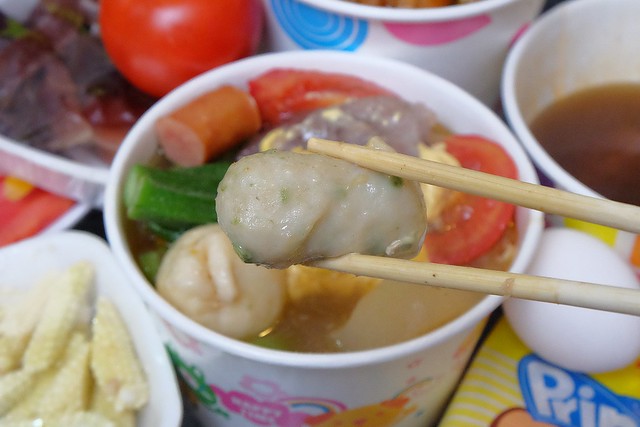 品宏小不點麻辣燙┃台中美食推薦:位於一中街的老字號麻辣燙,中藥練製湯頭口感厚實溫潤,外帶簡單易煮,在家也可以輕鬆享用,聚餐圍爐都很適合 @飛天璇的口袋