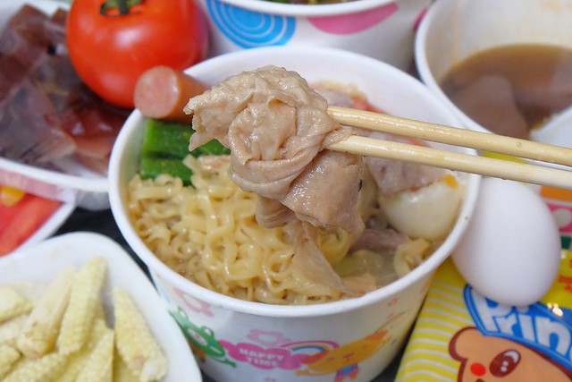 品宏小不點麻辣燙┃台中美食推薦:位於一中街的老字號麻辣燙,中藥練製湯頭口感厚實溫潤,外帶簡單易煮,在家也可以輕鬆享用,聚餐圍爐都很適合 @飛天璇的口袋