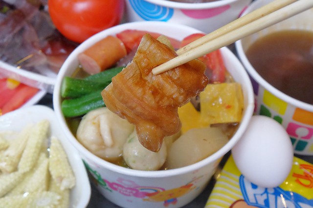 品宏小不點麻辣燙┃台中美食推薦:位於一中街的老字號麻辣燙,中藥練製湯頭口感厚實溫潤,外帶簡單易煮,在家也可以輕鬆享用,聚餐圍爐都很適合 @飛天璇的口袋