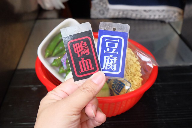 品宏小不點麻辣燙┃台中美食推薦:位於一中街的老字號麻辣燙,中藥練製湯頭口感厚實溫潤,外帶簡單易煮,在家也可以輕鬆享用,聚餐圍爐都很適合 @飛天璇的口袋