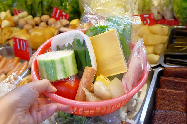 品宏小不點麻辣燙┃台中美食推薦:位於一中街的老字號麻辣燙,中藥練製湯頭口感厚實溫潤,外帶簡單易煮,在家也可以輕鬆享用,聚餐圍爐都很適合 @飛天璇的口袋