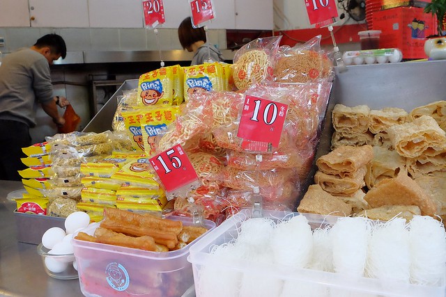 品宏小不點麻辣燙┃台中美食推薦:位於一中街的老字號麻辣燙,中藥練製湯頭口感厚實溫潤,外帶簡單易煮,在家也可以輕鬆享用,聚餐圍爐都很適合 @飛天璇的口袋