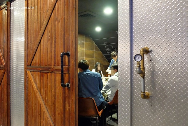 龍八燒肉.黑毛和牛專賣┃台中燒肉推薦:北屯崇德路新開的燒肉店,9A等級安格斯和牛,韓劇裡出現的雪濃湯,釜山很夯的蒸籠海鮮,鄰近台中洲際棒球場 @飛天璇的口袋