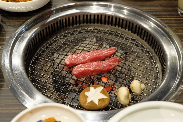 龍八燒肉.黑毛和牛專賣┃台中燒肉推薦:北屯崇德路新開的燒肉店,9A等級安格斯和牛,韓劇裡出現的雪濃湯,釜山很夯的蒸籠海鮮,鄰近台中洲際棒球場 @飛天璇的口袋