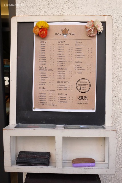 碰憩咖啡館.Risu Café┃台中親子友善餐廳:台中也有最夯的燈炮珍珠奶茶,門口有小庭院.沙坑.清洗區、室內有小小遊戲區,塔羅牌預約,位於南屯路干城街 @飛天璇的口袋